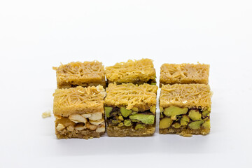 Baklava, cake made with a paste of crushed pistachios or walnuts, distributed in a filo dough and bathed in syrup or honey syrup.