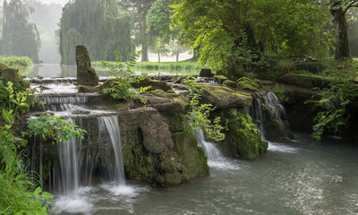 Fototapeta na wymiar Petite cascade dans le Nord de la France