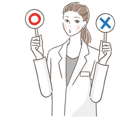 マルとバツの札を持つ女性医師