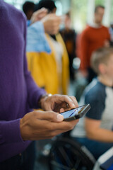 Obraz premium Man using smart phone during conference