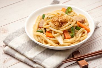 野菜たっぷり 美味しい 焼うどん 白バック コピースペース