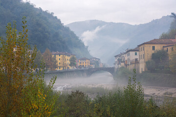 Nebel über den Fluss Lima in Bagni di Lucca Toskana