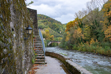 Treppe an alter Mauer am Fluss Lima in Bagni di Lucca Toskana im Herbst