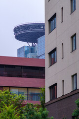 東京、赤坂の住宅街。建物と建物の間から見える風景