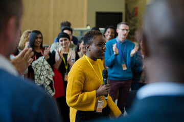 Obraz premium Female speaker talking to audience