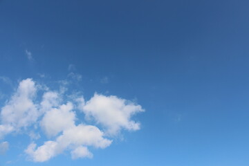 하늘과 왼쪽 아래에 구름