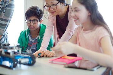 Obraz premium Students playing with robot in classroom