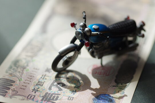ミニチュアのバイクとお金