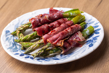 Grilled asparagus with bacon (Turkish name; Pastirmali kuskonmaz ızgara)