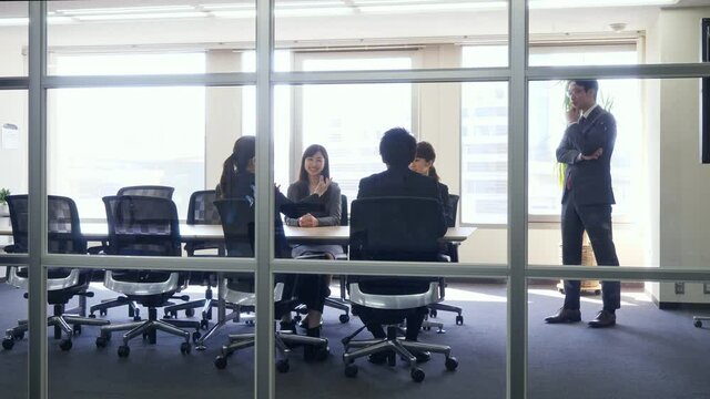 会議室でミーティングする人々