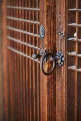 Naklejka premium old wooden door with handle