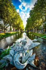 Kanal mit Skulptur Stadtgraben Königsallee in Düsseldorf