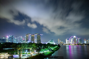 Fototapeta premium SSINGAPORE, SINGAPORE - MARCH 2019: Vibrant Singapore skyline at night