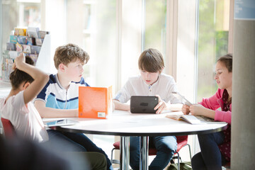 Obraz premium Students sitting together at table