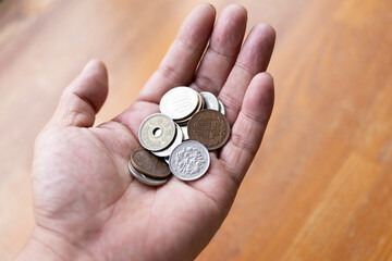 コインを手に持つ
