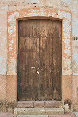 Fachada de puerta antigua de madera con desgaste de pintura con espacio de copia © GERMAN