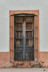 Fachada de puerta antigua de madera con desgaste de pintura con espacio de copia © GERMAN