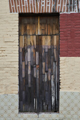 Fachada de puerta antigua de madera con desgaste de pintura con espacio de copia
