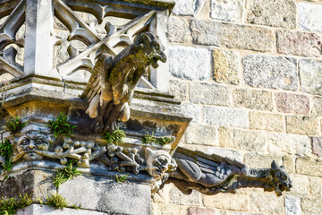 Detalle y primer plano de gárgolas en la catedral gótica del siglo XIII de Limoges, Francia