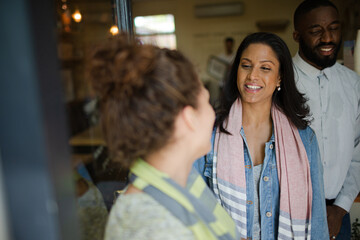 Obraz premium Women friends talking in cafe