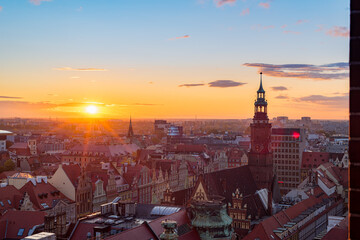 Obraz premium Wroclaw central market square with old colourful houses at evening sunset sunshine. Old Town Square, Wroclaw Poland.