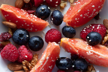 CLOSE UP HEALTHY FITNESS BERRY NUT SNACK
