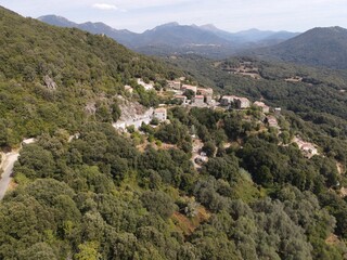 Fototapeta na wymiar village de montagne en Corse-du-Sud