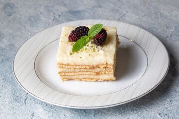 Milk semolina dessert with biscuits (Turkish name; sutlu irmik tatlisi)
