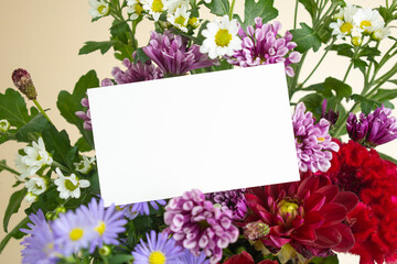 꽃 배경에 빈 명함 목업