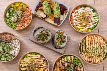 Composición de diferentes platos de Poke, comida coreana
