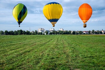 Naklejka premium balloon against the backdrop of sky and sunset, silence of nature