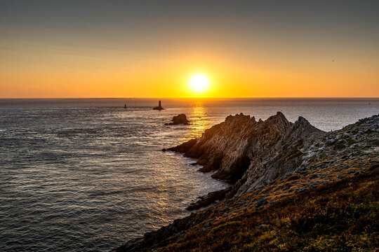 Couch&eacute; de soleil sur la pointe du raz dans le finist&egrave;re en bretagne