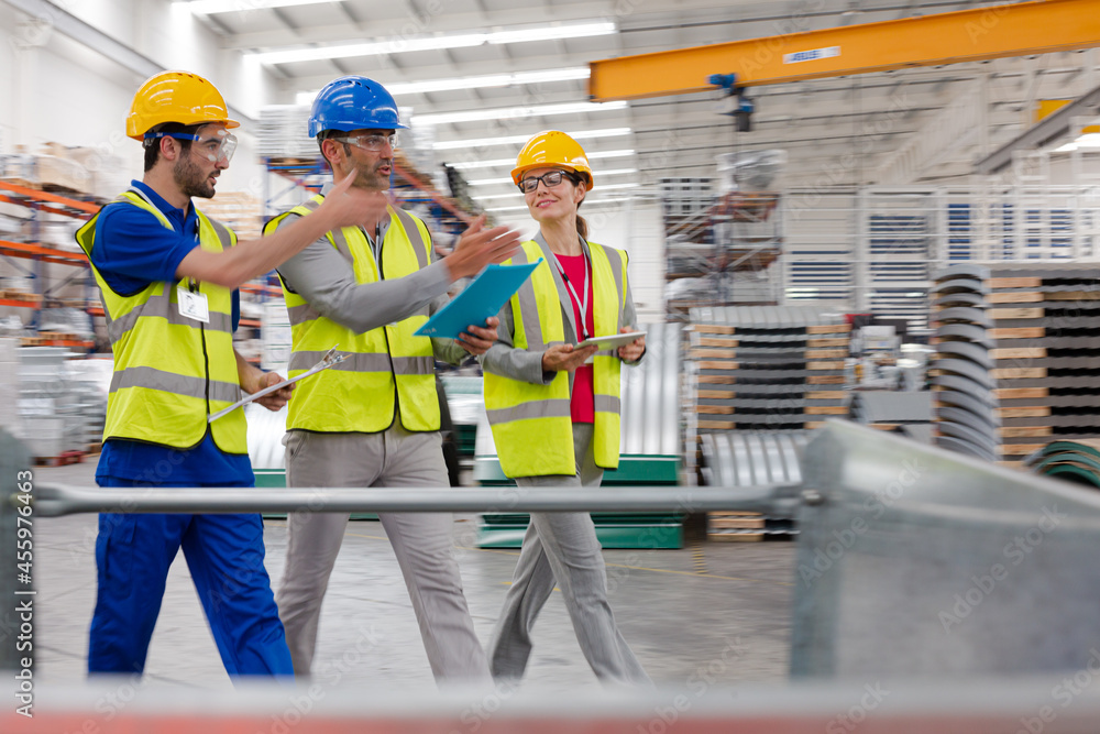 Wall mural Supervisor and workers talking in warehouse