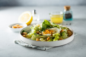 Green salad with egg and bread croutons