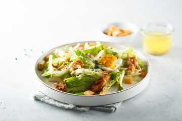 Green salad with egg and bread croutons