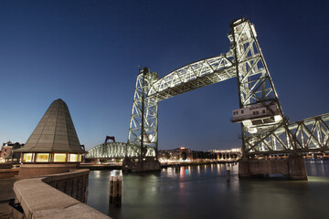 Obraz premium Famous old railroad bridge De Hef in the evening in Rotterdam