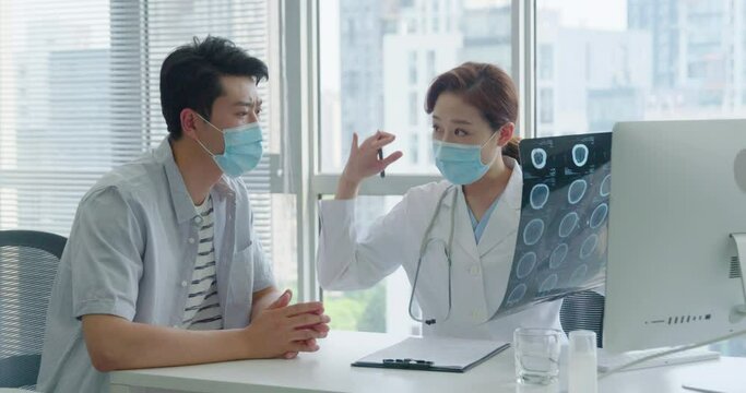 Doctor discussing X-ray image with patient,4K