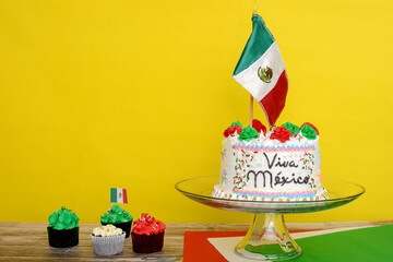 Pastel para celebrar el día de la independencia de México. Pastel con bandera de México. - obrazy, fototapety, plakaty