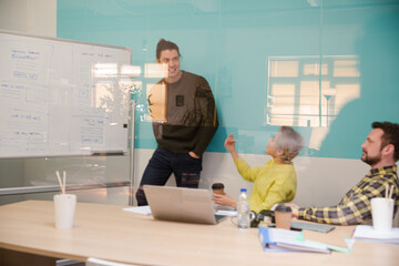 Obraz premium Man standing at whiteboard, leading conference room meeting