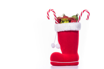 Ein roter Weihnachtsstiefel mit Geschenke und Zuckerstangen vor einem Weißen Hintergrund
