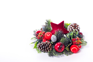 Weihnachtsdekoration mit einem Stern, Geschenke und Apfel vor einem Weißen Hintergrund