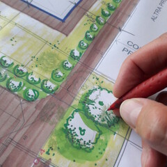 Architetto che progetta a mano libera nel suo studio