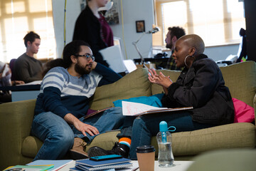 Obraz premium Friends working together in cosy office