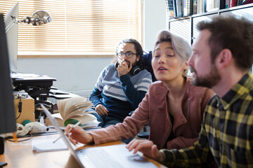 Obraz premium Colleagues working at computer in office