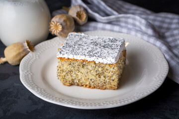A dessert from traditional Turkish cuisine; Poppy cake, sweet. (Turkish name; Hashasli revani)