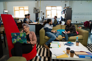 Obraz premium Friends working together in cosy office