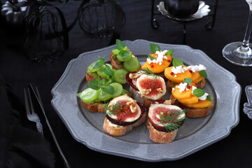 Autumn fruit canapes with figs, persimmon, white grapes and  cheese.　秋のフルーツタルティーヌ　柿のタルティーヌ　シャインマスカットのタルティーヌ　いちじくのタルティーヌ