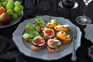 Autumn fruit canapes with figs, persimmon, white grapes and  cheese.　秋のフルーツタルティーヌ　柿のタルティーヌ　シャインマスカットのタルティーヌ　いちじくのタルティーヌ