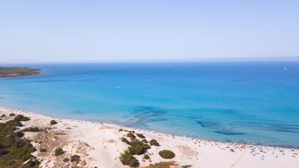 Obraz premium Aerial view of beautiful seascape with tourists at the coast of sand beach against clear sky. Summer seascape with tourists, beach horizon and clear sky