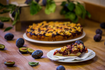 Frische Pflaumenkuchen auf den Holztisch